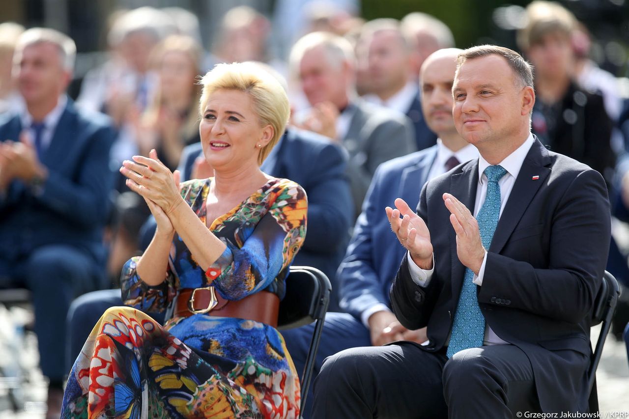 Agata Kornhauser-Duda w kolorowej sukni. Po raz kolejny zastosowała trik Melanii Trump