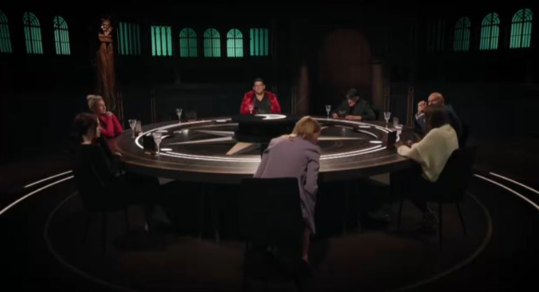 Kasia wstała od okrągłego stołu 