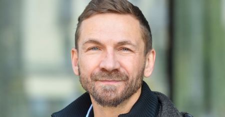 Przemysław Kossakowski wziął trzeci ślub. Kim była jego PIERWSZA żona? Rozstali się przez problemy finansowe