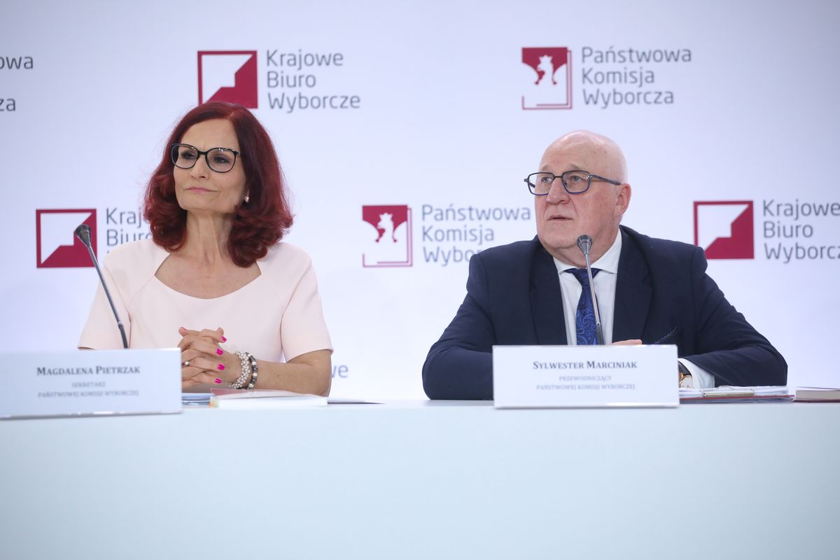Szefowa Krajowego Biura Wyborczego Magdalena Pietrzak i przewodniczący Państwowej Komisji Wyborczej Sylwester Marciniak
