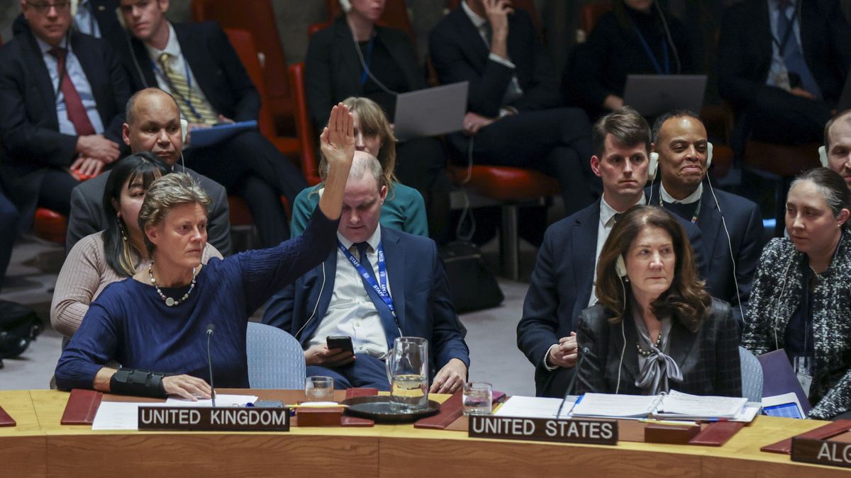 United Nations Security Council meeting on Ukraine war
epa11922640 United Kingdom's Ambassador Barbara Woodward (L) raises her hand to indicate her vote next to Ambassador Dorothy Camille Shea (R), Charge d'Affaires ad interim of the United States, during a Security Council meeting discussing the war in Ukraine at United Nations Headquarters in New York, New York, USA, 24 February 2025. Ukraine marks the third anniversary since Russia began its full-scale invasion of the country in 2022.  EPA/SARAH YENESEL 
Dostawca: PAP/EPA.
SARAH YENESEL
UNSC, Ukraine war, Russian invasion, third anniverary Ukraine war, Security Council meeting