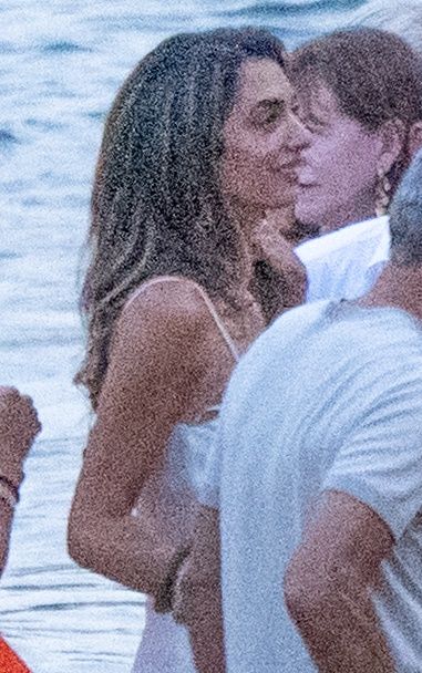 George i Amal Clooneyowie sfotografowani nad jeziorem Como