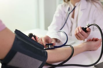 Cichy zabójca daje o sobie znać. Nietypowe objawy wysokiego ciśnienia