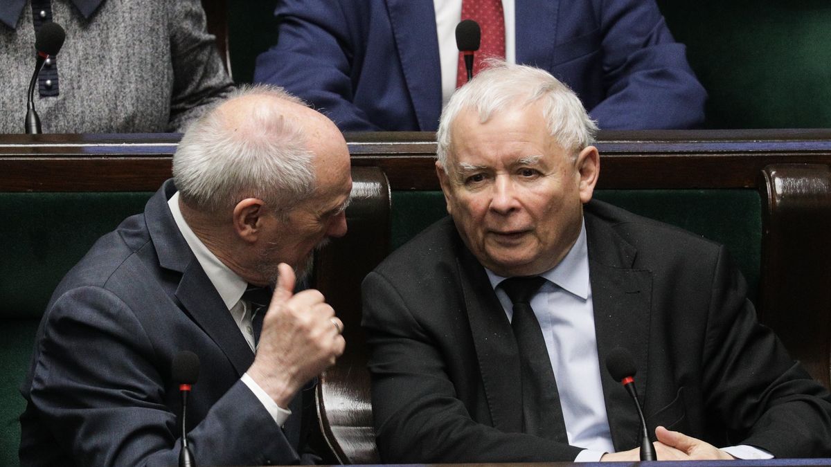 Warszawa 28.04.2022. 53. Posiedzenie Sejmu IX kadencji. N/z Antoni Macierewicz, Jaroslaw Kaczynski.