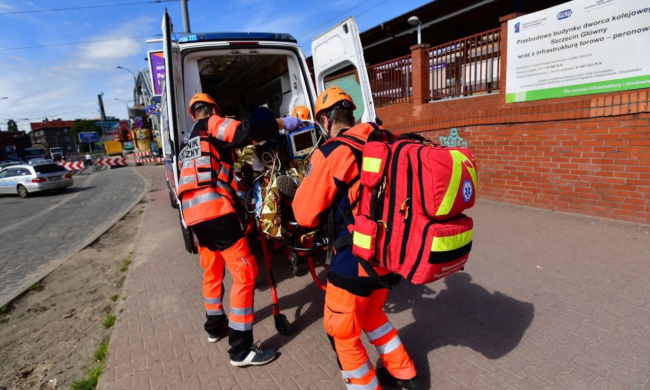 Koronawirus. Wrocław. Mężczyzna zaatakował gazem pieprzowym medyków. Zdemolował ambulans