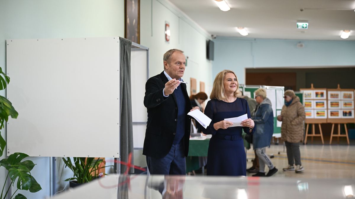 Sopot, 18.05.2025. Wybory prezydenta RP - I tura. Premier Donald Tusk z żoną Małgorzatą podczas głosowania lokalu wyborczym w Sopocie, 18 bm. Trwa głosowanie w I turze wyborów prezydenta RP. Do jego zakończenia obowiązuje cisza wyborcza. (aldg) PAP/Marcin Gadomski