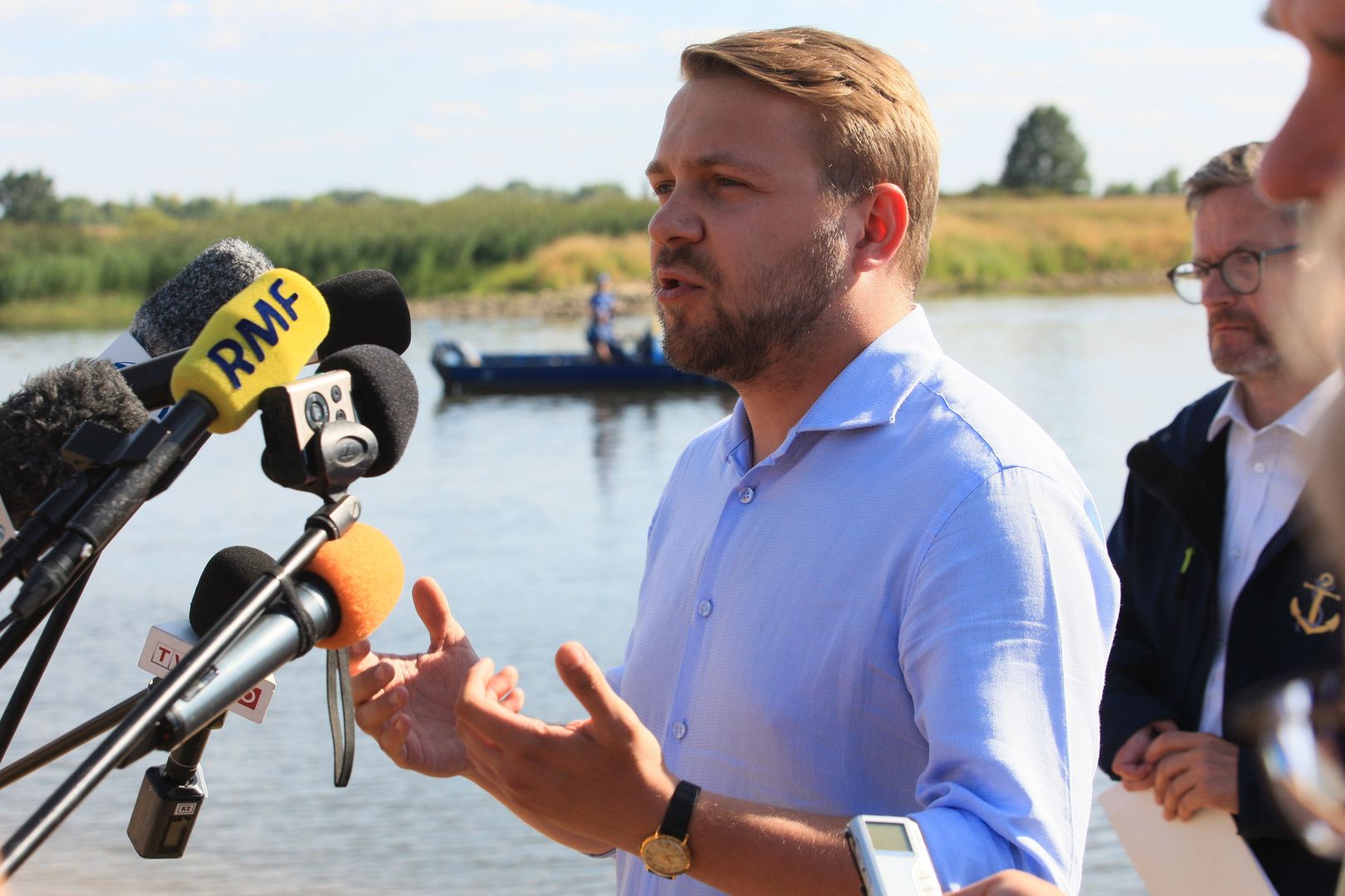 Cigacice (woj. lubuskie), 11.08.2022. Sekretarz stanu w Ministerstwie Środowiska i Klimatu Jacek Ozdoba na konferencji prasowej we wsi Cigacice, 11 bm. Spotkanie dotyczyło zanieczyszczenia Odry. (aldg) PAP/Lech Muszyński