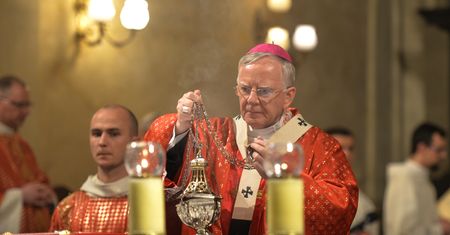 Jędraszewski zostanie przesłuchany? Gest podcięcia gardła i wielka afera