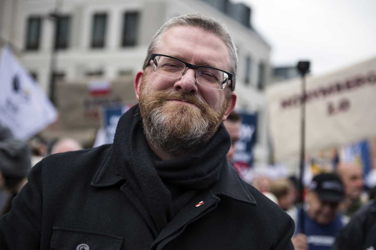 Grzegorz Braun niszczy wystawę LGBT. Hołownia grzmi po incydencie