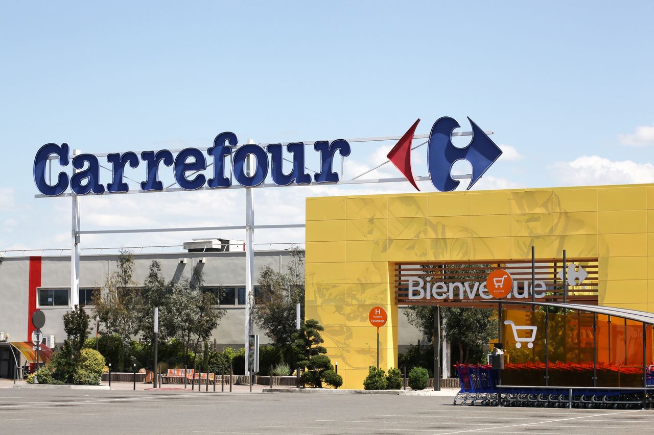 Poszli do Carrefoura we Francji. Polka: "Złapałam się za głowę"
