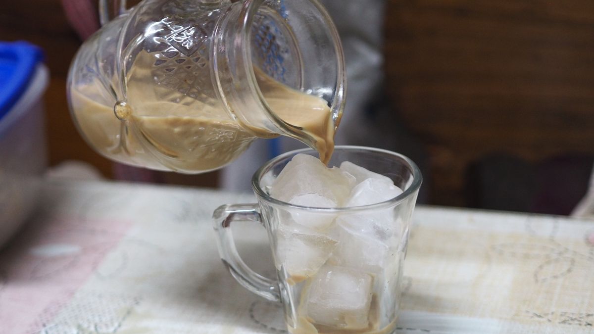 woman pour tea in clear glass put on table, dessert sweet food drink background Tea ritual
woman pours tea in a clear glass put on the table, dessert sweet food drink background Tea ritual
Penpak Ngamsathain