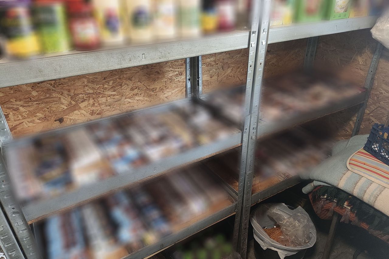 Regały z tajemnicą: Nielegalne papierosy i alkohol w warzywniaku w centrum Przemyśla