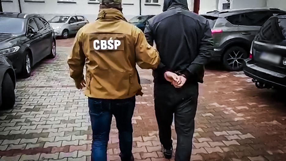 Niemcy. Okradali i grozili właścicielowi mieszkania. 3 Polaków aresztowanych