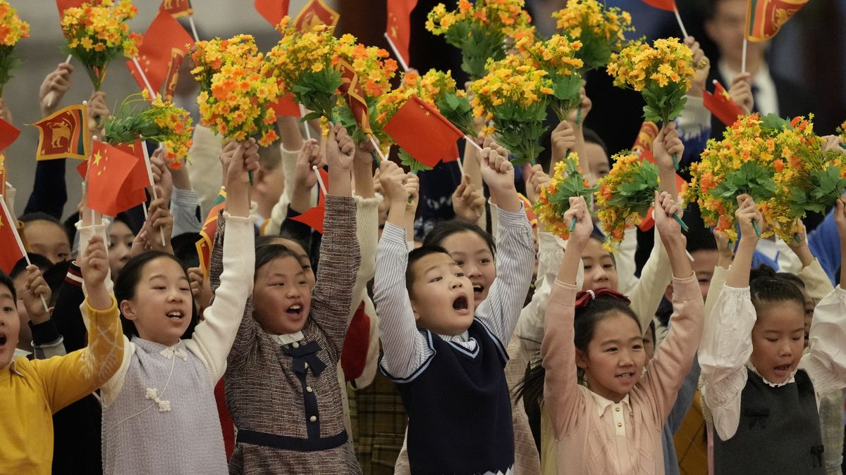 Chinese children rehearse before the arrival ceremonies between Chinese President Xi Jinping and visiting Sri Lankan President Anura Kumara Dissanayake at the Great Hall of the People in Beijing, China, 15 January 2025.  EPA/AARON FAVILA / POOL Dostawca: PAP/EPA.