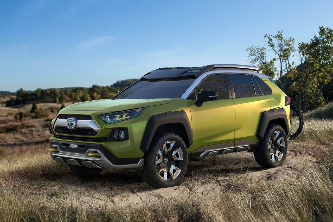 Najnowszy model Toyoty FT-AC (Future Toyota Adventure Concept) prezentuje się jak pełnokrwista terenówka, ma dużo zabezpieczeń przed uszkodzeniem oraz wysoki prześwit za sprawą 20-calowych obręczy kół. Jednak nie to, a kilka pomysłowych rozwiązań sprawia, że jest to pojazd godny zainteresowania.