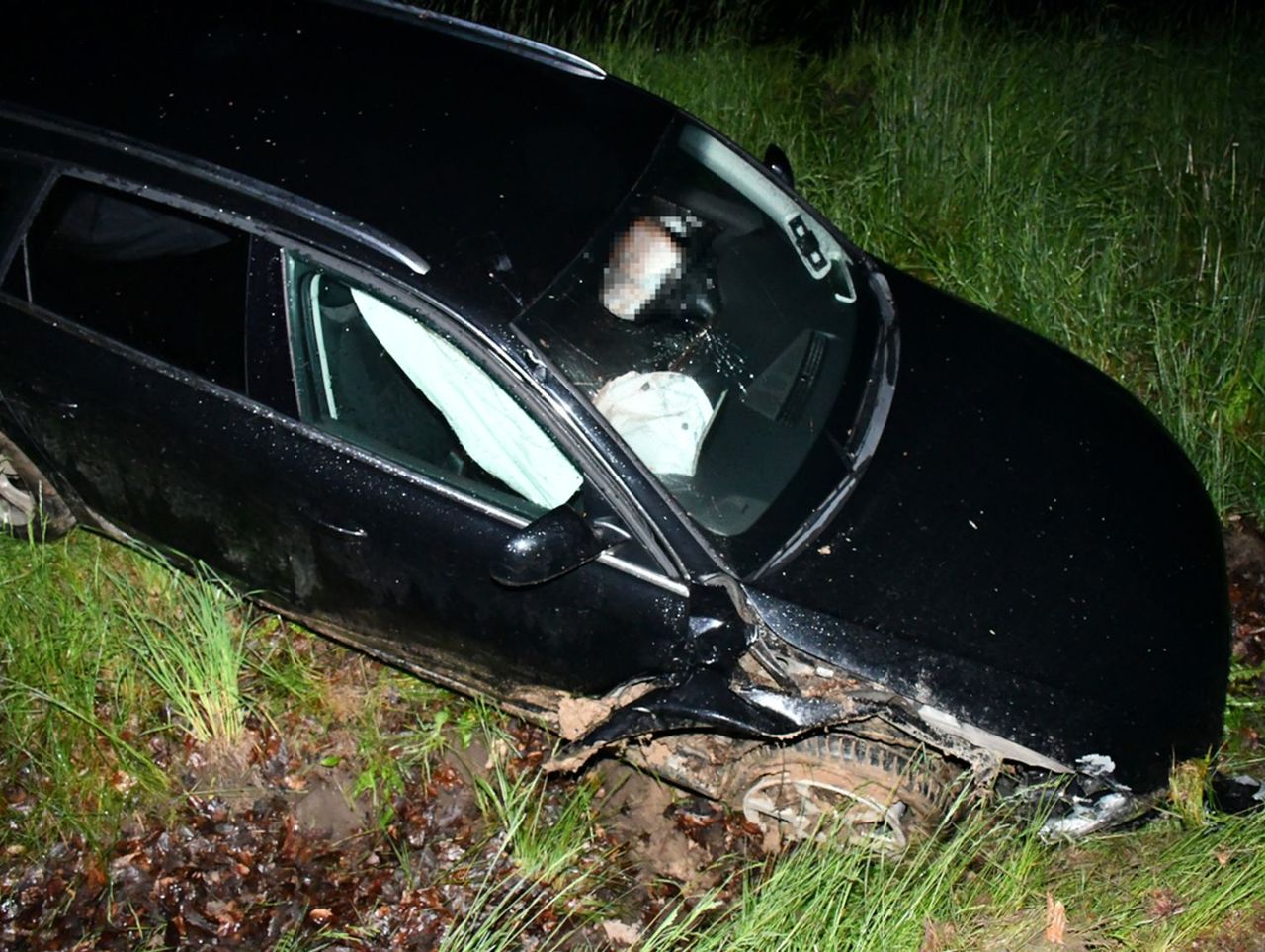 Pijana para wracała z imprezy. Auto rozbiło się w rowie