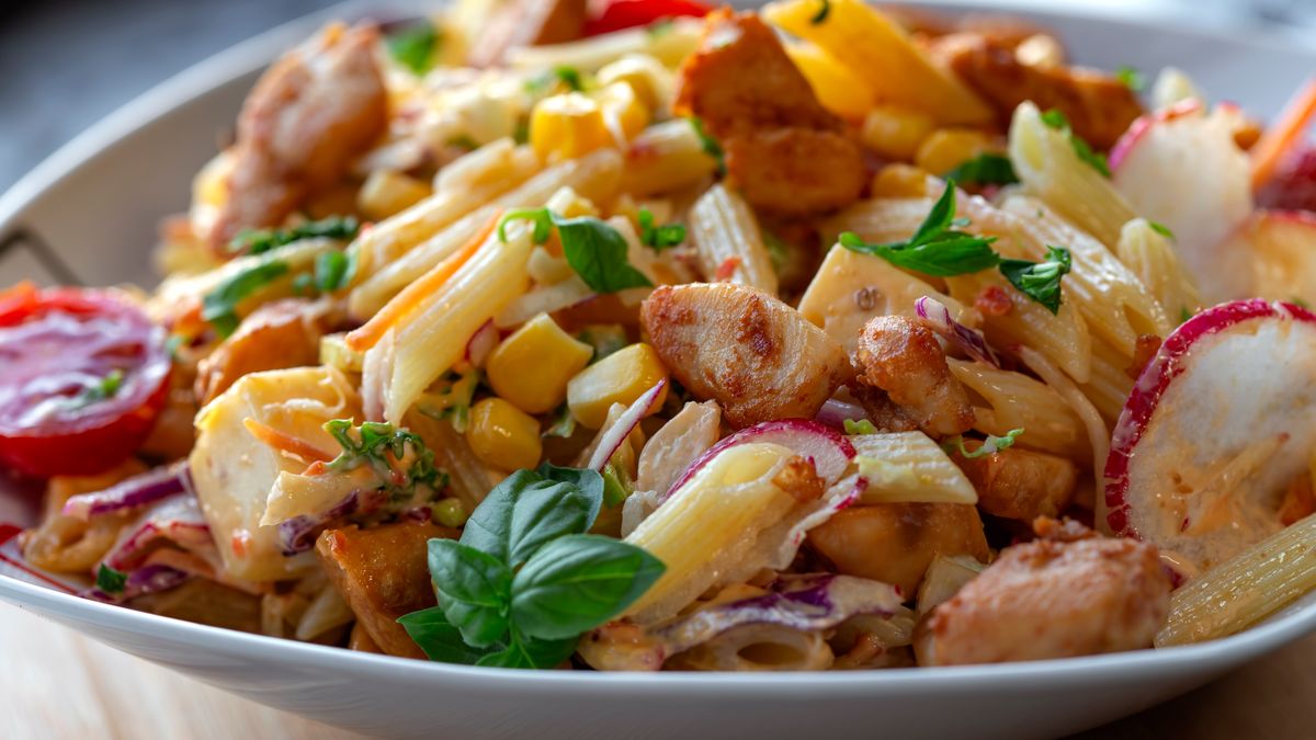 Sałatka z makaronem i kurczakiem jest kolorowa i sycąca