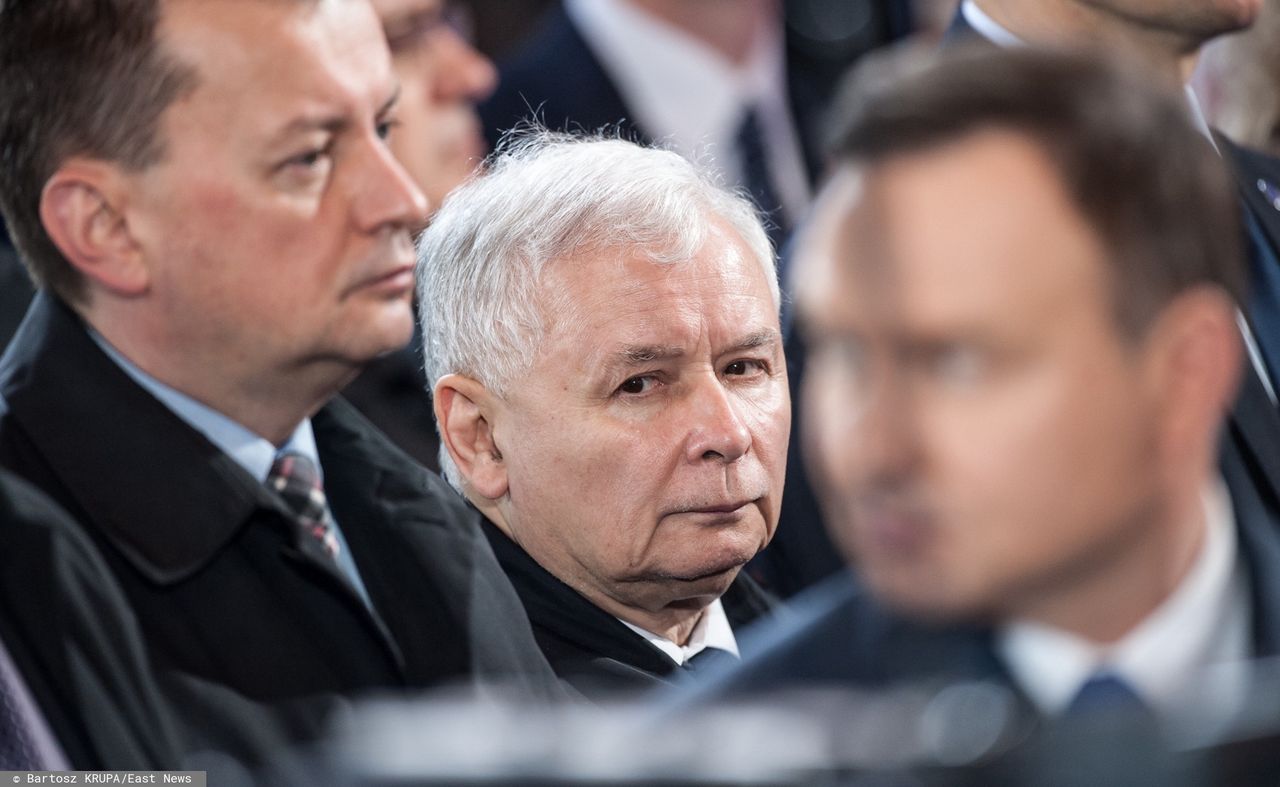 Przeczekać strajk kobiet i poskładać klub PiS. Jarosław Kaczyński walczy o większość