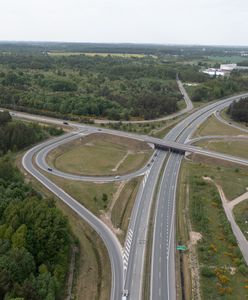 Zablokowana ekspresówka. 27 ton piachu na jezdni. Kierowca w szpitalu