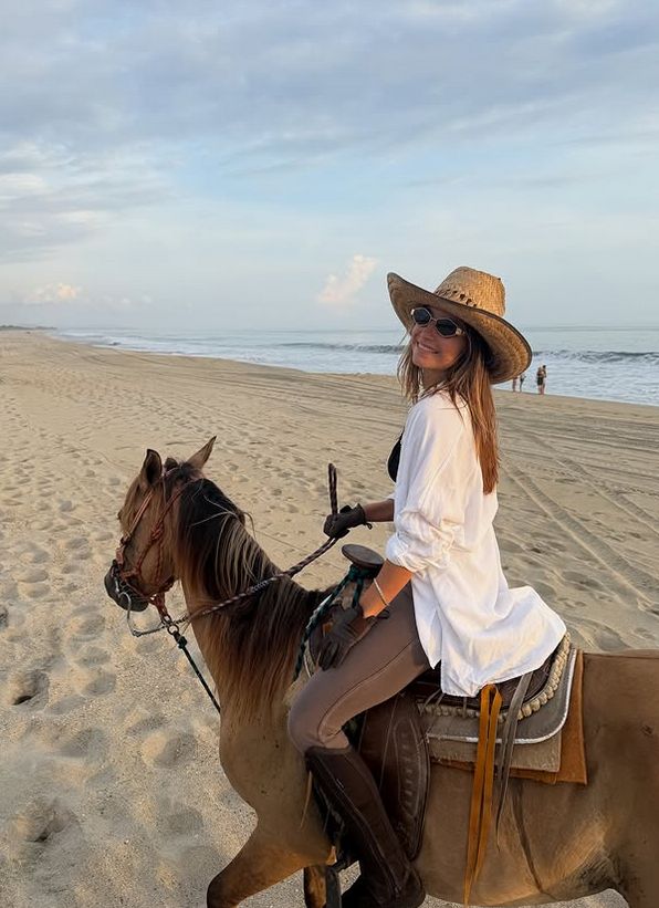 Julia Wieniawa w bikini na koniu