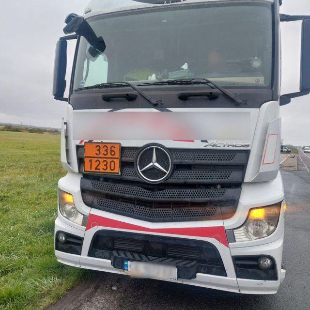 Przeładowana cysterna z metanolem zatrzymana na drodze krajowej nr 12 (zdjęcia)