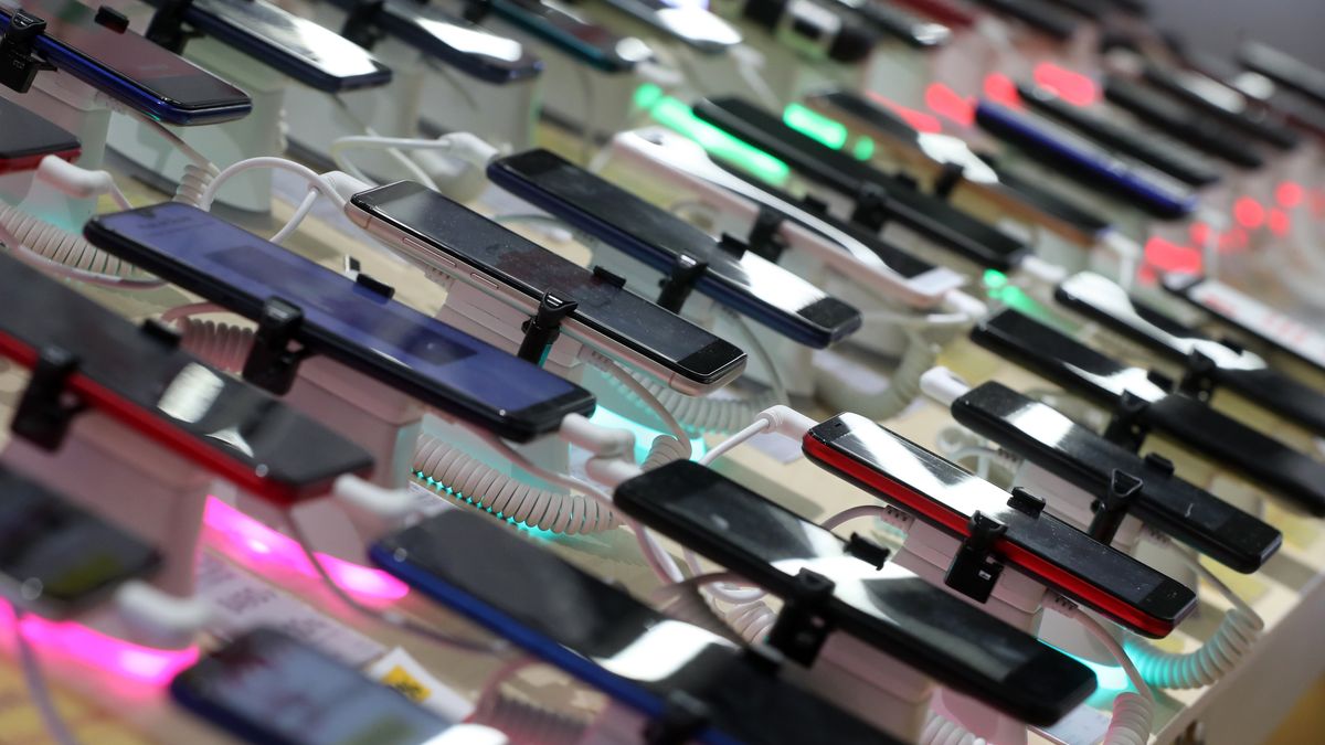 MOSCOW, RUSSIA - JANUARY 31, 2020: Huawei smartphones for sale at a store of the M.Video Russian consumer electronic retail chain. Vladimir Gerdo/TASS (Photo by Vladimir Gerdo\TASS via Getty Images)
