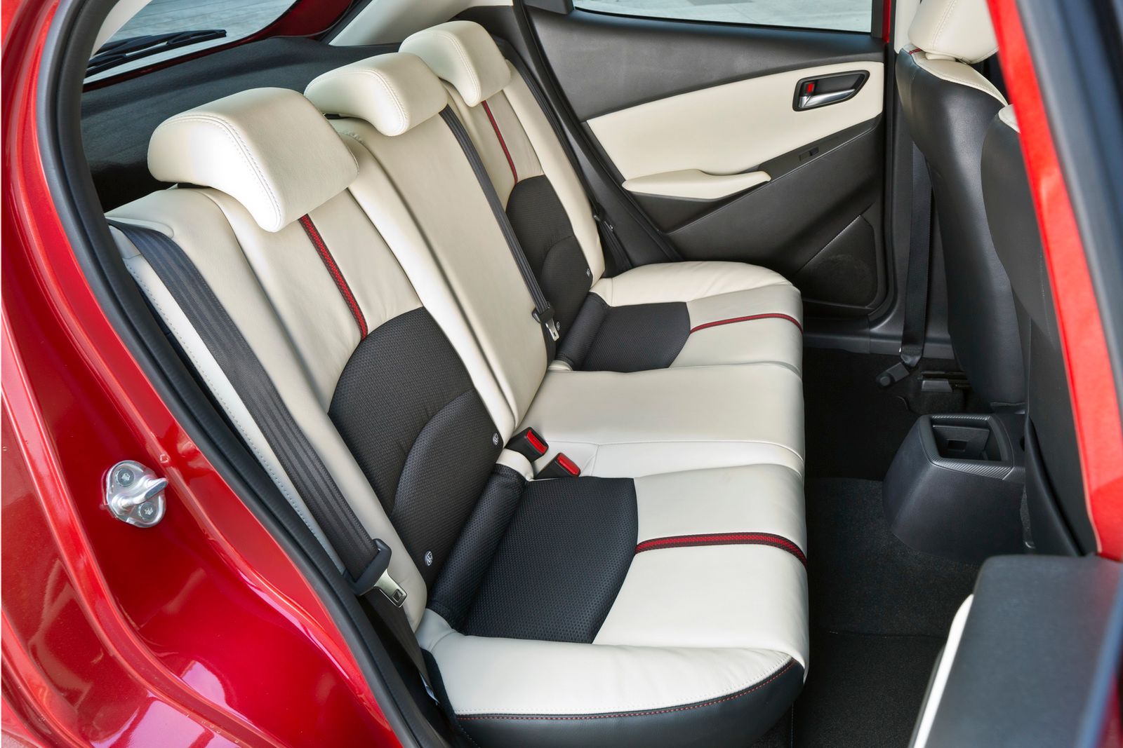 Europejska Mazda 2 – obszerna galeria zdjęć 47