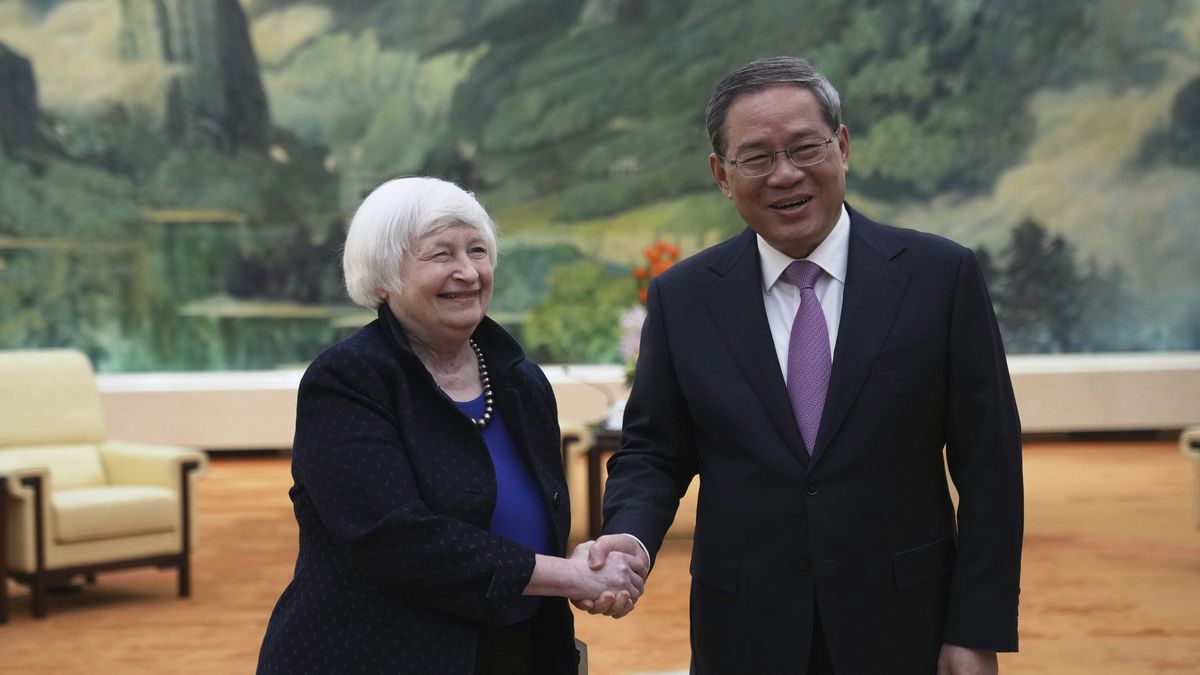 U.S. Treasury Secretary Janet Yellen (L) shakes hands with Chinese Premier Li Qiang at the Great Hall of the People in Beijing, China, 07 April 2024. Yellen, who arrived in Beijing after starting her five-day visit in Guangdong province, one of China's major industrial and export hubs, said that talks will create a structure to hear each other's views and try to address American concerns about manufacturing overcapacity in China. EPA/Tatan Syuflana / POOL Dostawca: PAP/EPA.