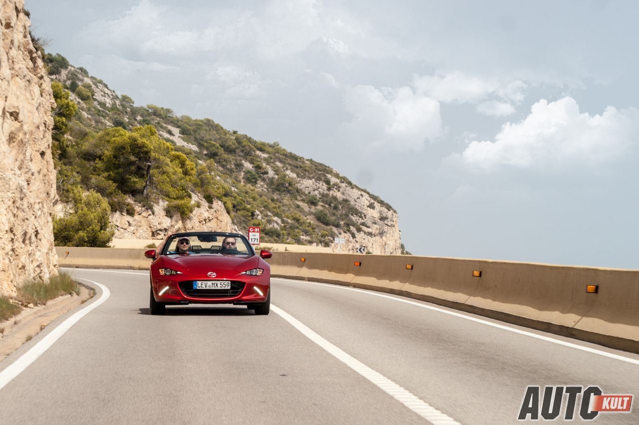 Prowadzenie MX-5 daje masę przyjemności, auto jest pewne i świetnie zbalansowane, a granica przyczepności łatwa do wyczucia.