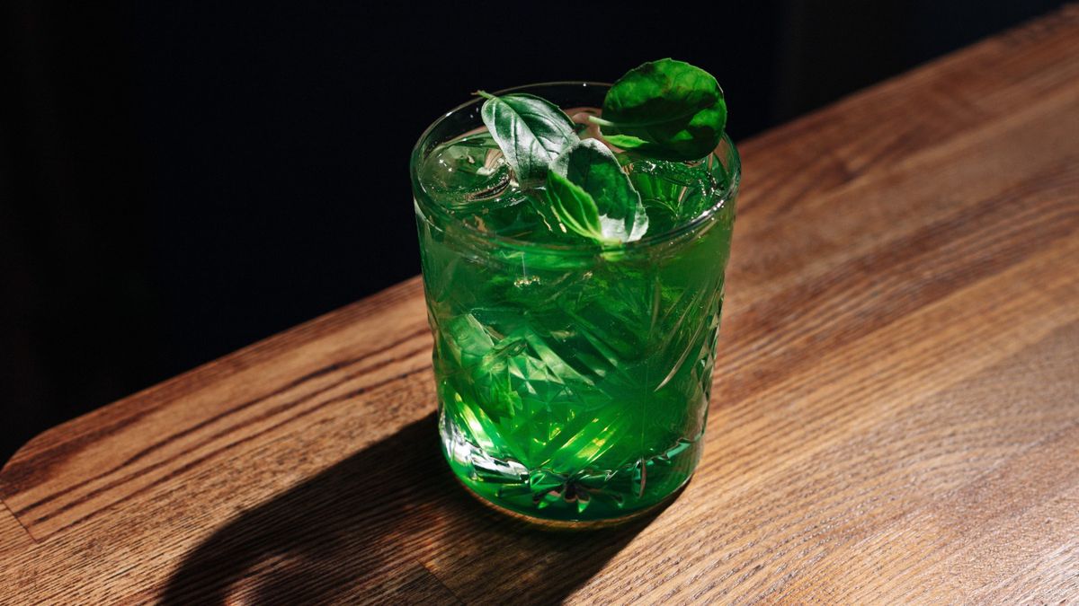 Szklanka wody z dodatkiem bazylii