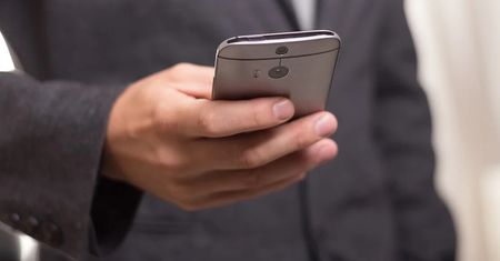 "Prosimy o dopłatę za dezynfekcję paczki". Uwaga na linki w SMS-ach