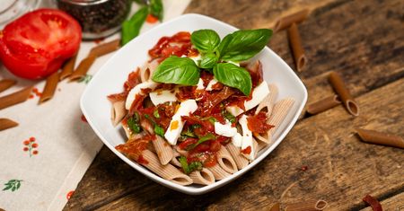 Kiedy nie mam czasu, serwuję makaron caprese. Pyszny sos pomidorowy robię bez gotowania