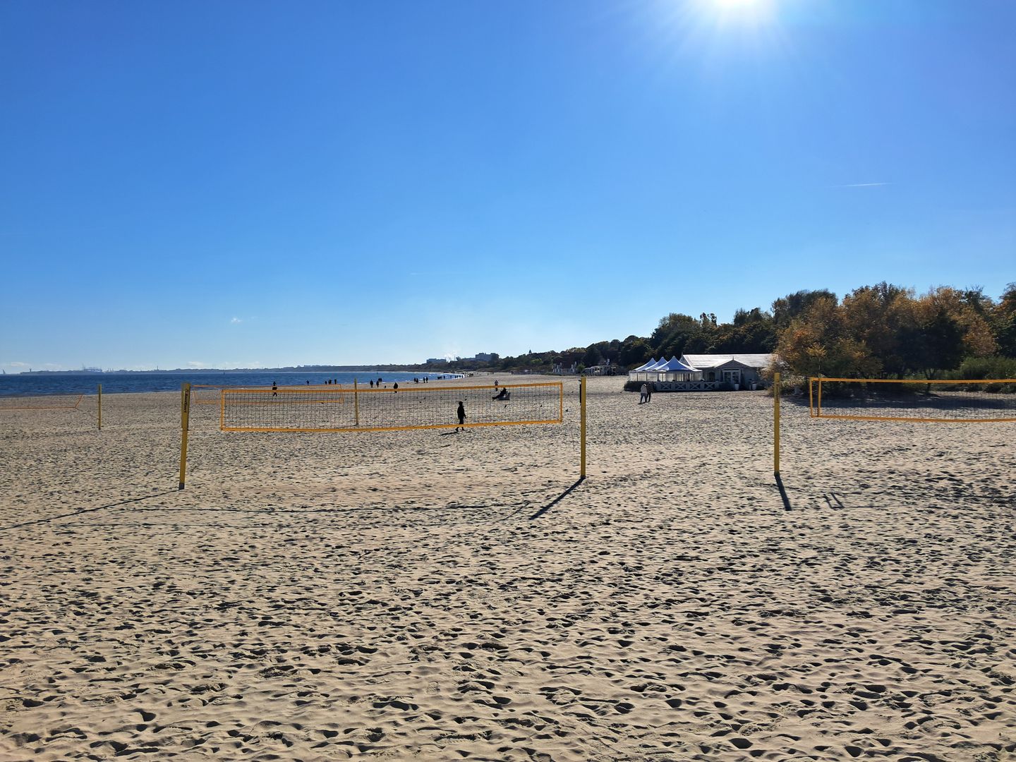 Widok z molo w Sopocie na plażę w kierunku Gdańska.