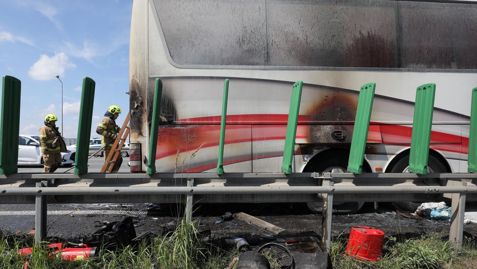 Stare Babice, 29.07.2023. Miejsce pożaru autobusu przewożącego grupę dzieci na trasie S8 w Starych Babicach k. Warszawy, 29 bm. kierowca samochodu jadącego za autokarem zauważył dym i dał znak, by pojazd się zatrzymał. Gdy autokar stanął, kierowca ten zaczął gasić ogień. Autokarem podróżowało 56 osób, z których 51 to dzieci. Wszyscy ewakuowali się z autokaru jeszcze przed przyjazdem strażaków na miejsce. (amb) PAP/Paweł Supernak ***Zdjęcie do depeszy PAP pt. "Mazowieckie/ Na trasie S8 zapalił się autobus wiozący dzieci" ***