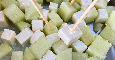 Szybka przekąska na letni piknik. Patyczki pójdą w ruch