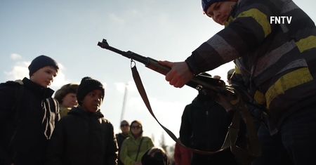 Szkolenie dzieci z obsługi broni na Ukrainie. Odpowiedź na zagrożenie ze strony Rosji