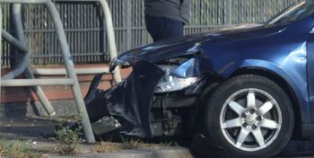 Legnica: Zasnął prowadząc i uderzył w bariery. Interweniowała policja