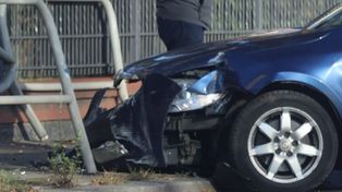 Legnica: Zasnął prowadząc i uderzył w bariery. Interweniowała policja