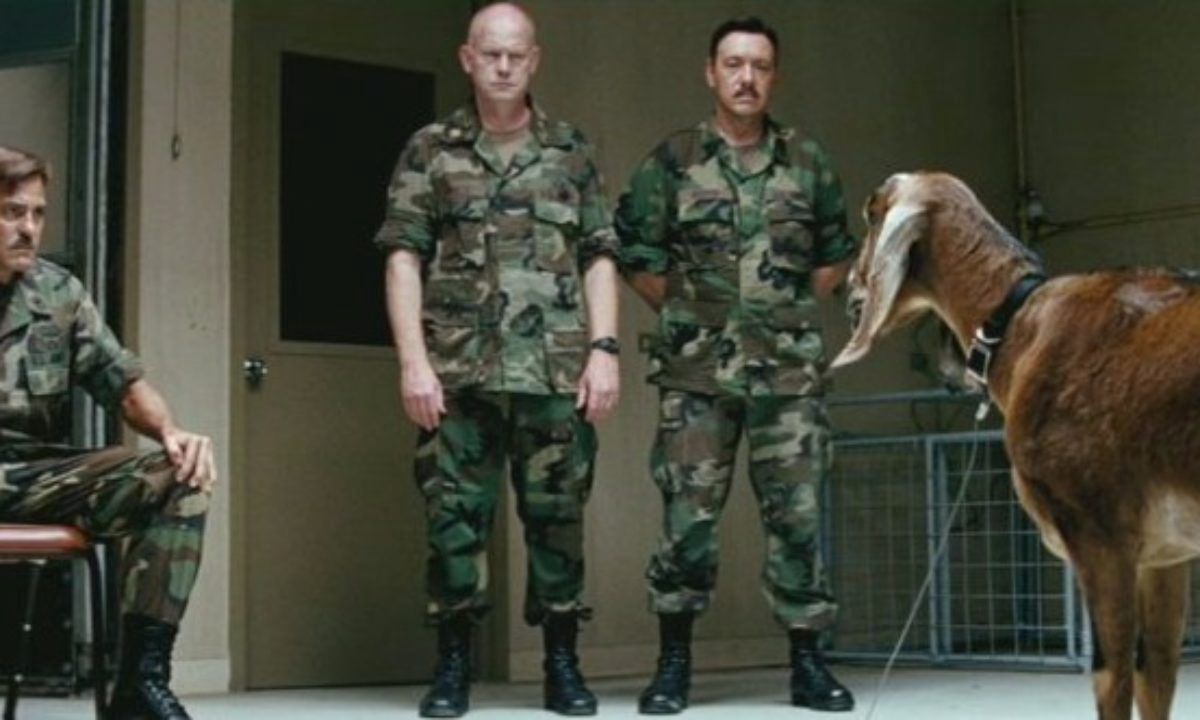 Film "Człowiek, który gapił się na kozy" wydaje się niezłą komedią, ale nawiązuje do prawdziwych wydarzeń