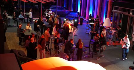 Poznań w rytmie Rolling Stones: sztuka, motoryzacja i rock’n’roll spotkały się w MB Motors