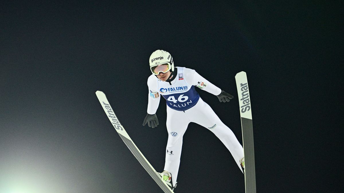 Slovenia's Anze Lanisek soars through the air during the FIS Ski Jumping World Cup large hill competition at Lugnet stadium in Falun, Sweden, 26 November 2025. EPA/Fredrik Sandberg/TT SWEDEN OUT Dostawca: PAP/EPA.