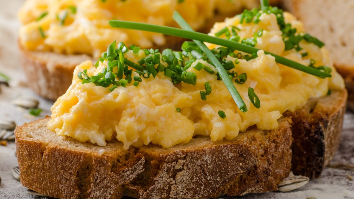 Jajecznica będzie puszysta jak obłoczek. Wykorzystaj jeden trik