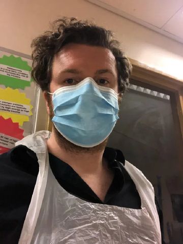 Mężczyna pracuje w szpitalu zakaźnym w Londynie