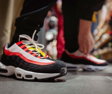 Zakup męskich sneakersów — jakie kolory mają uniwersalny charakter?