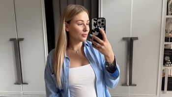 Andziaks odsłoniła CIĄŻOWY BRZUSZEK w samolocie!