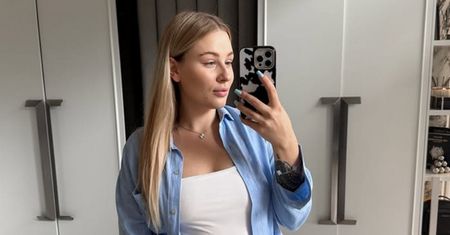 Ciężarna Andziaks odsłoniła NAGI BRZUSZEK w samolocie!