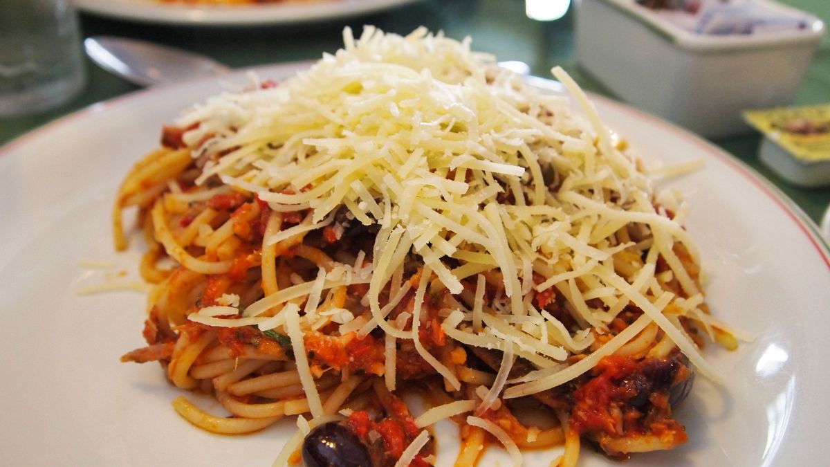 Spaghetti alla puttanesca to prosty makaron z klasycznymi włoskimi składnikami. 