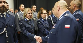 Święto Policji w Toruniu. Kto odebrał awanse podczas uroczystej zbiórki?