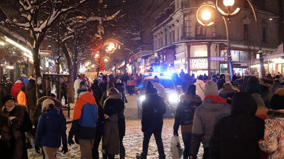 Koronawirus w Polsce. W weekend - pierwszy od otwarcia hoteli - turyści tłumnie przyjechali do Zakopanego