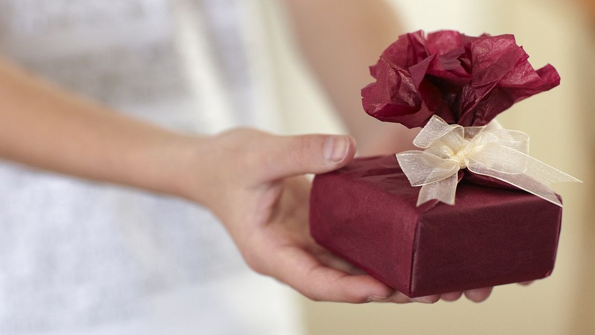Kwiaty, słodkości, perfumy, biżuteria to popularne prezenty